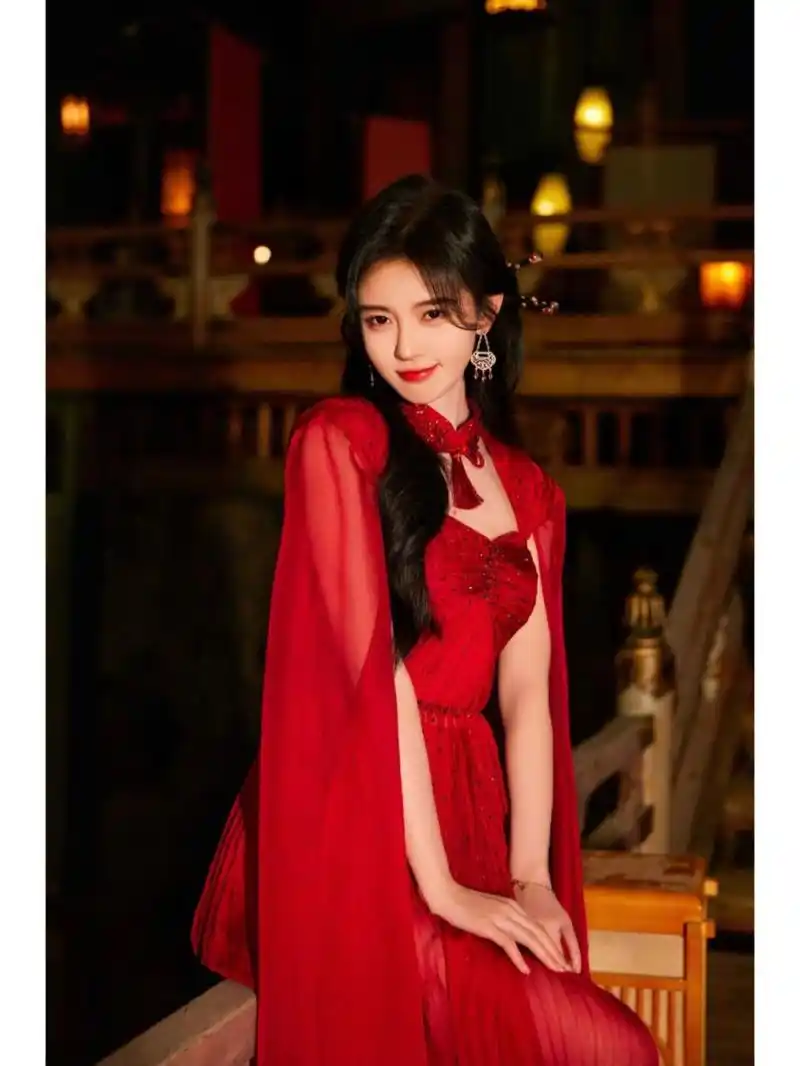 鞠婧祎 |红衣写真96 #鞠婧祎# 96岁月点点温柔微光,守护万家灯火