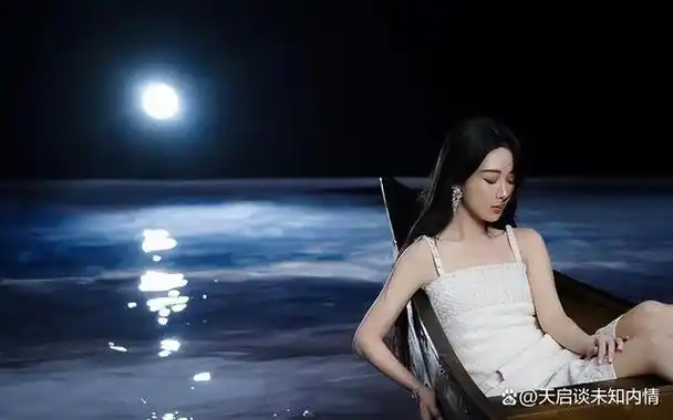 杨紫登上了一本知名时尚杂志的封面,以其独特的魅力演绎了一场蓝色