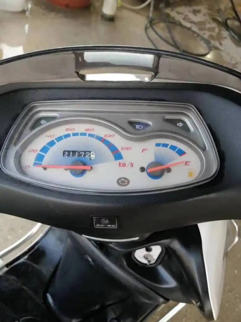 国三五羊本田小公主100白色,11年出厂,车况极品,声音很安静,裸车出,不