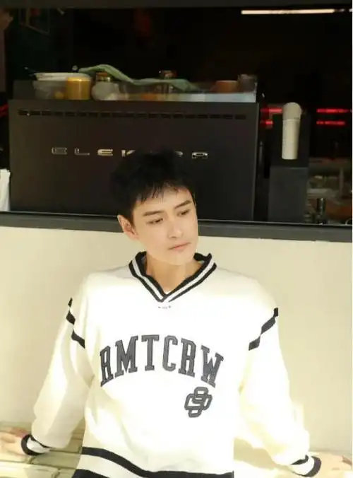 王媛可:倒追帅气丈夫5年,婚后生下双胞胎,一家四口其乐融融