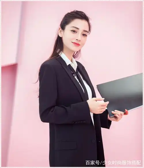 杨颖厉害了,运动服搭配羽绒服时尚又保暖,扎高马尾发际线亮了