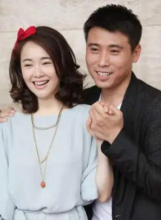 李乃文一家三口照片(47岁婚姻仍然是个谜)