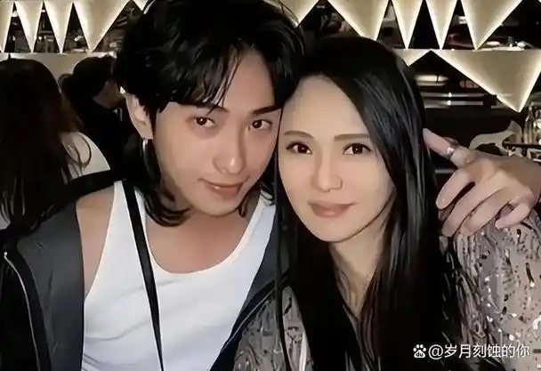 近日,庾澄庆和伊能静的独子庾恩利(哈利)再度成为网络热议的焦点,与他