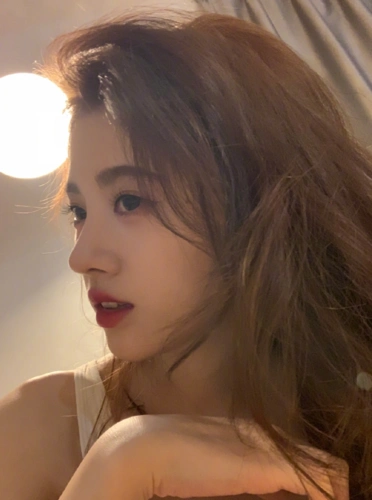 整个鼻子会呈现一种透光的状态,而鞠婧祎在这里却显得非常结实,看起来