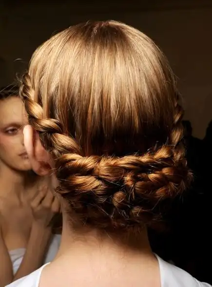 今年最流行的盘发发型图片大全19p