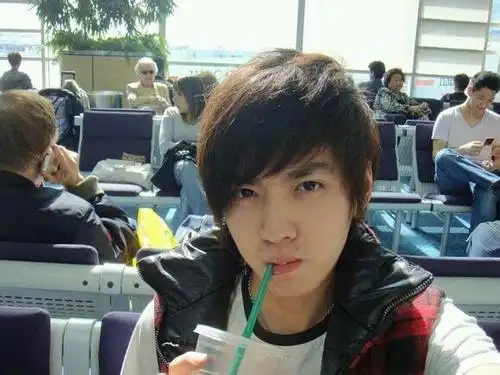 不过,即将步入青春期的吴亦凡,却一不小心,变成了一个小胖子.