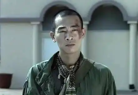 陈小春,"山鸡"大哥好酷,英气中又带一点痞气.