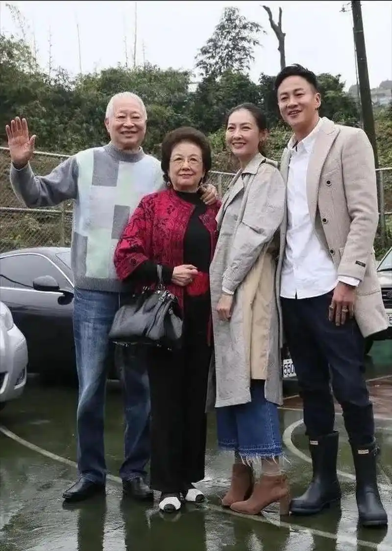 突然发现何润东老婆还有点像江疏影