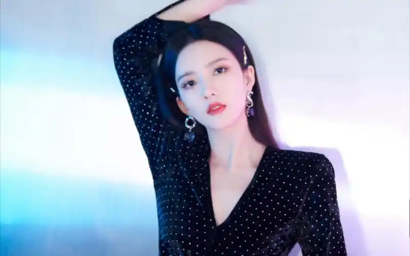 刘些宁暗夜摩登女王范造型马甲线双马尾616真心夜舞台刘些宁cut