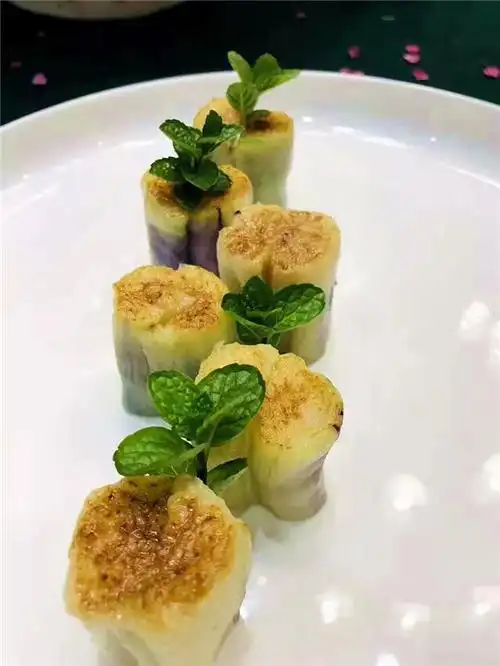 制作人:李如东裸心农家茄子鹅清洗干净,开水下锅小火焖煮30分钟左右至