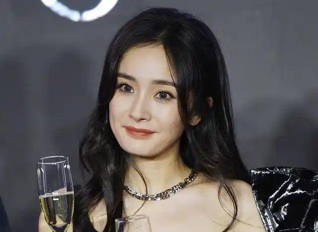 杨幂也就靠双美腿在撑了无精修的近照憔悴又别扭真有点老