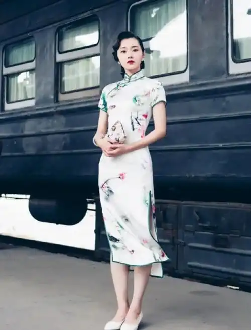 看景甜穿旗袍有感,我们为什么没有专门让明星们穿中国传统服.