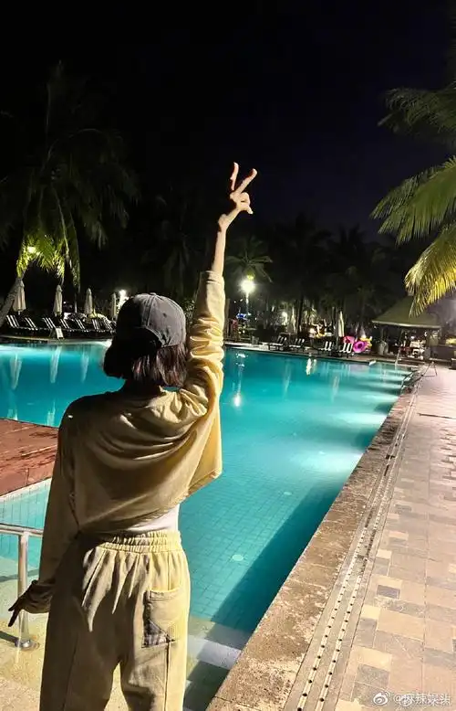 秦岚晒泳池背影随拍##秦岚比耶背影照