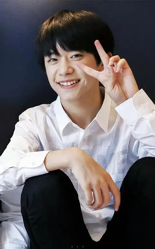 易烊千玺超话#易烊千玺怎么这样#是拍照喜欢比耶的小烊呀7099