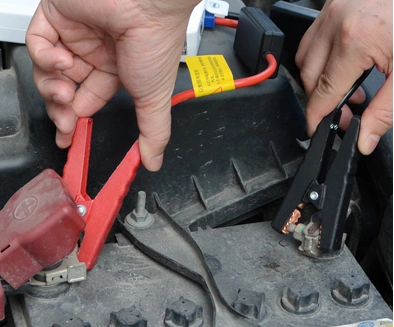 连接汽车电瓶正负极 红色夹子连接汽车电瓶 级,黑色夹子连接汽车电瓶