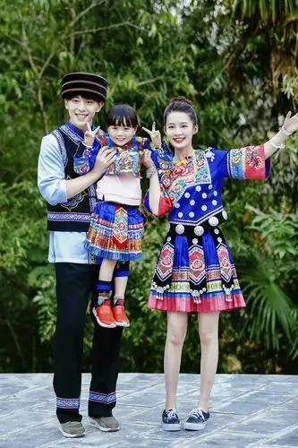 《爸爸去哪儿5》李沁邓伦高清剧照