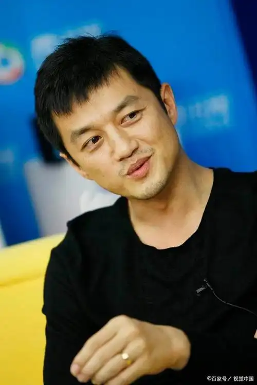 李亚鹏晒一家三口合影,并回复粉丝:我不是王子,所以没有王妃