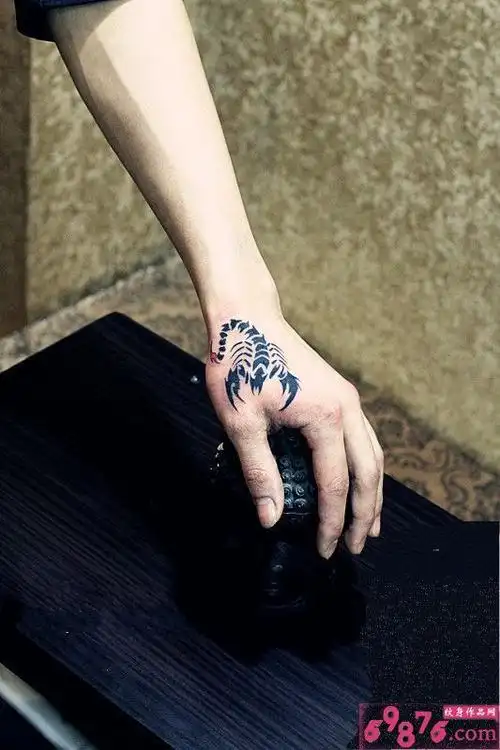 手背图腾蝎子图片 - 纹身秀