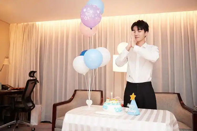 高清图片2021年9月22日,王俊凯工作室分享一组王俊凯过生日现场的帅照