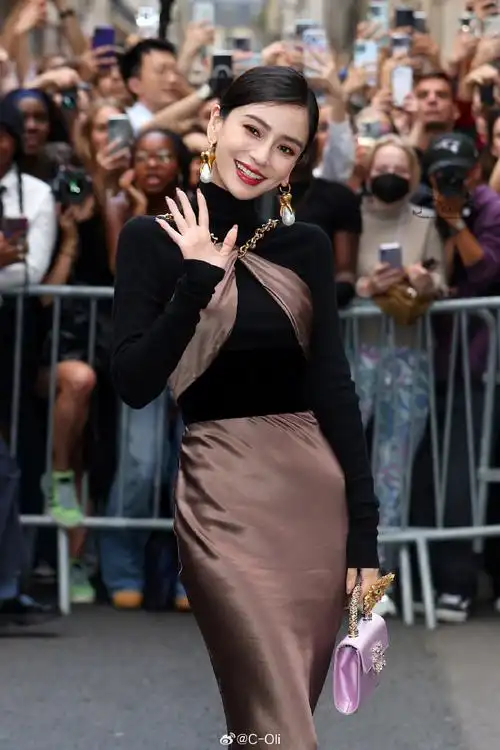 angelababy超话杨颖昨日受邀出席#巴黎时装周#的外媒街拍原图,她的