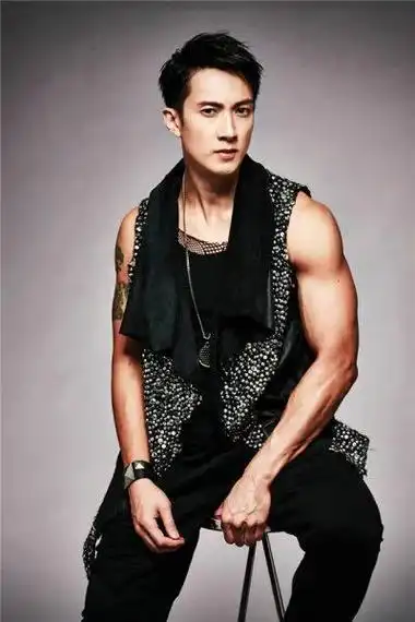 几十年如一日坚持健身的吴尊,人到中年丝毫没有发福的迹象,八块腹肌