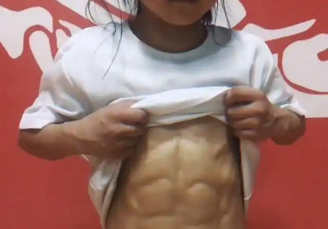 小女孩2年练出8块腹肌教练赞她比男孩还出色跆拳道黑带水平