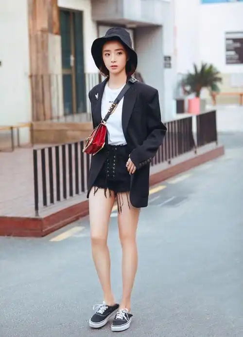 胡冰卿黑西装牛仔短裤街拍写真图片58