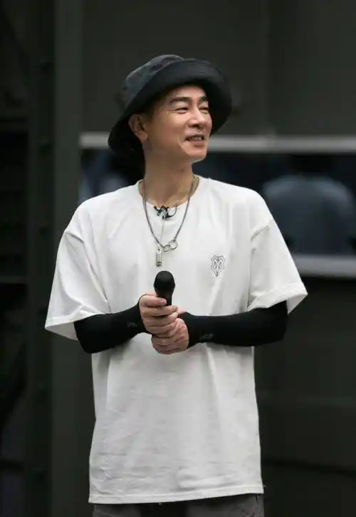 54岁陈小春魅力不减当年,造型青春潮流范十足,这状态不输年轻人_皮衣