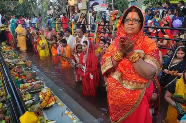 正在虔诚拜佛的印度教徒