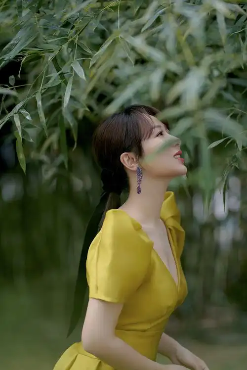 杨紫终于自信上镜,昂首阔步,无修图状态被夸赞,粉丝:路漫漫,无惧其远