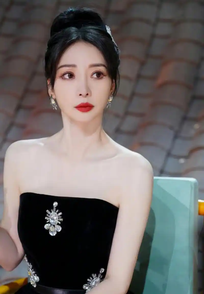 性感的"人间尤物"#柳岩# 一袭黑色缀钻抹胸连衣裙,丰满傲人的事业线大