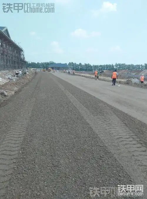 平地机铺水稳料