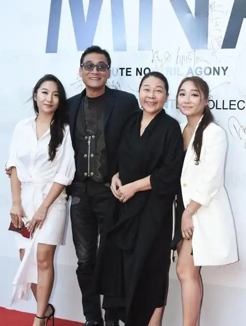 而今梁家辉和江嘉年结婚36年,依然甜蜜恩爱,女儿也已经长大成人,变得