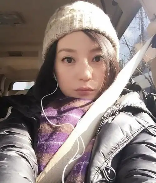 赵薇自拍被赞似少女 发微博学会查手滑