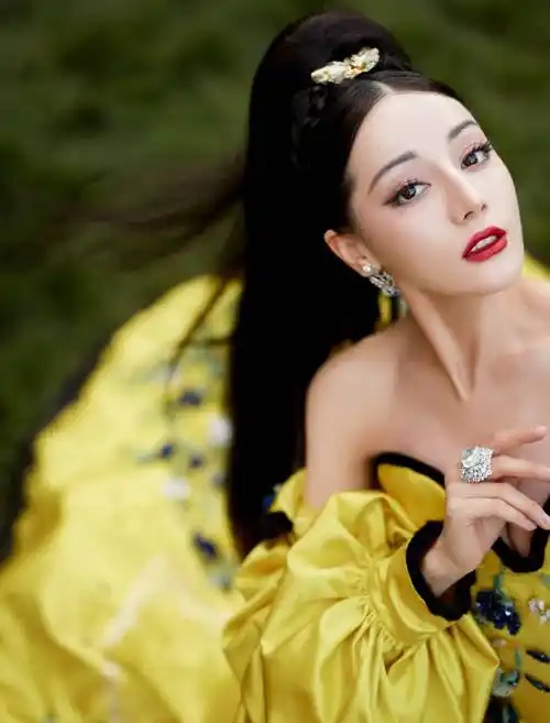 位粉丝大赞迪丽热巴,可以是明艳女王,也可以是复古名伶;可以是霸气女a