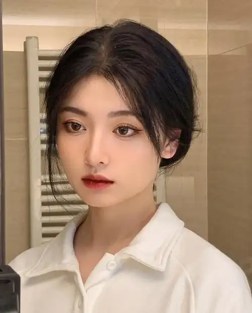 圆脸女生典型的"瘦脸"发型,韩系风格有气质,简单好打理