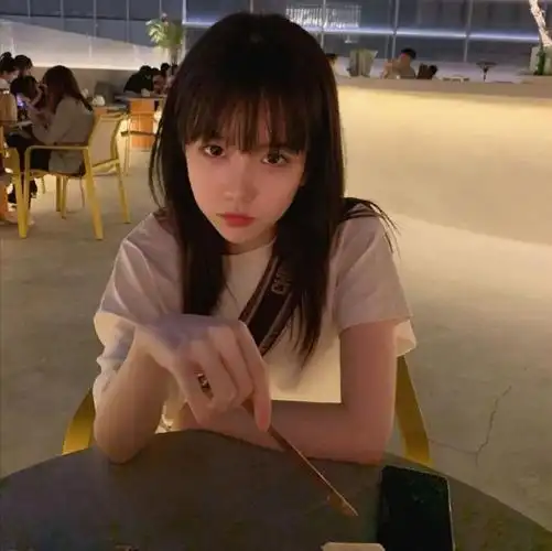 头像女生离开就是路人无论曾经有多么在乎