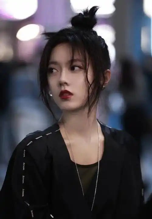 《潮流合伙人》中吴亦凡宠爱的赵今麦,私服穿搭有多潮,太会穿了_卫衣