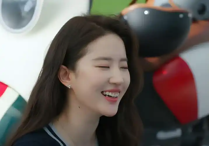 并不是说刘亦菲的牙齿有什么特点,而是在满是瓷牙的娱乐圈,现在能