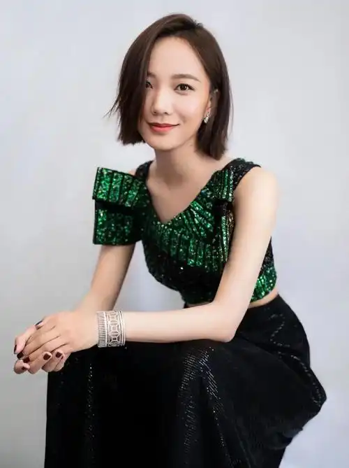 干练时尚的王珞丹,楚楚动人,温婉秀丽的写真照!__财经头条