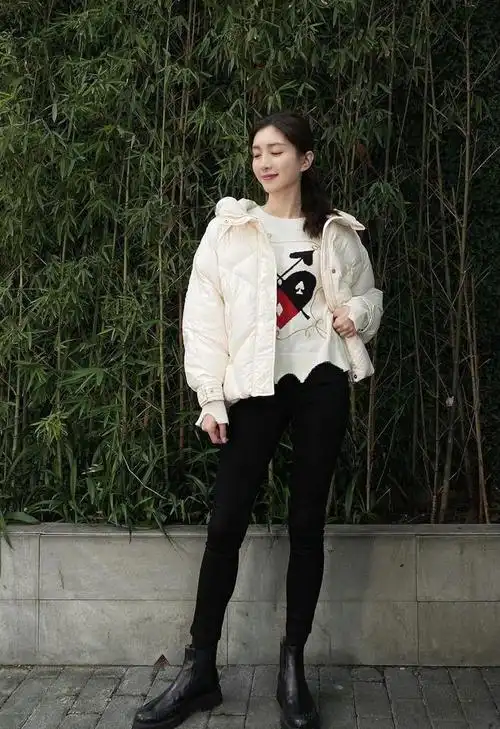 江疏影终于穿风衣内搭条纹针织衫走机场半扎发型美出新高度