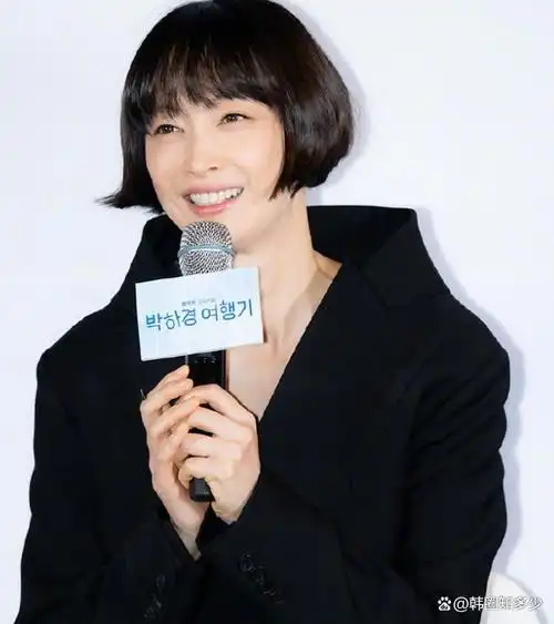 李奈映出席发布会状态佳 新剧化身语文老师 与元斌结婚超低调