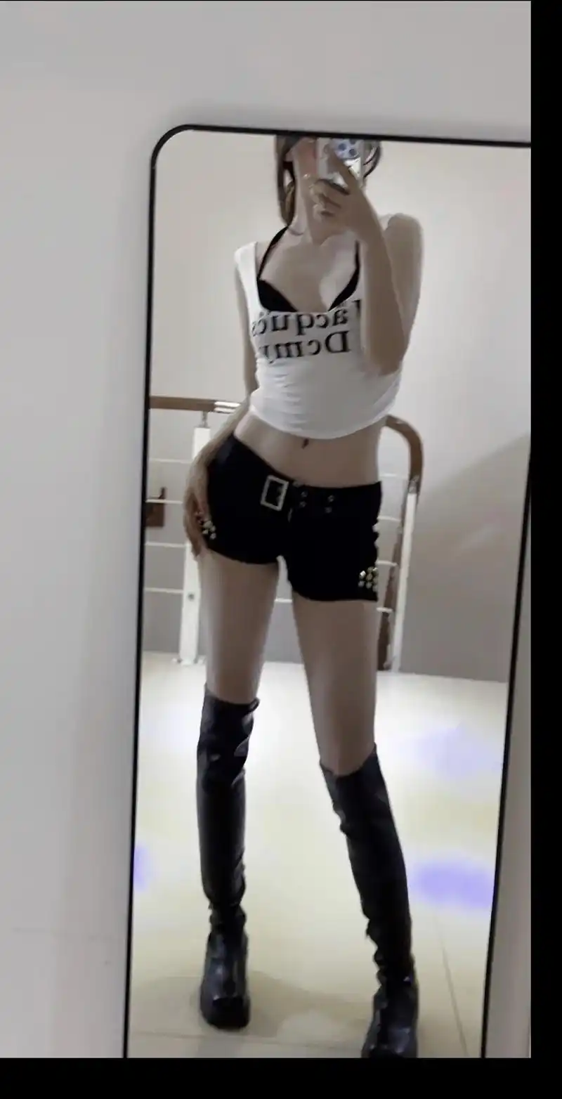 #对镜拍 #穿搭#全身照 永远自由如风,永远为自己着迷 - 抖音