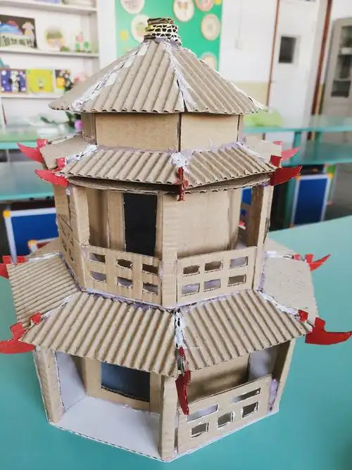 10月31日  在河北省唐山市丰润区团结路小学,一名学生用废旧纸箱制作