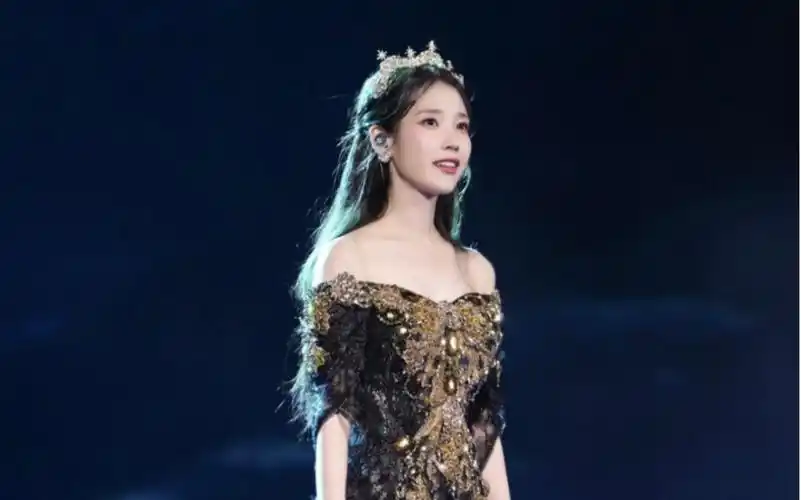 iu蚕室演唱会《只有我不知道的故事》_哔哩哔哩_bilibili