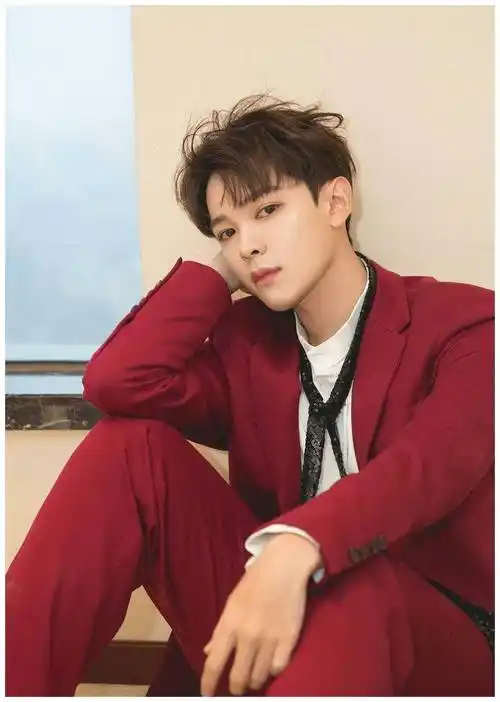 原创林彦俊奶奶灰发色时尚帅气尤长靖拼接针织衫配运动裤太减龄