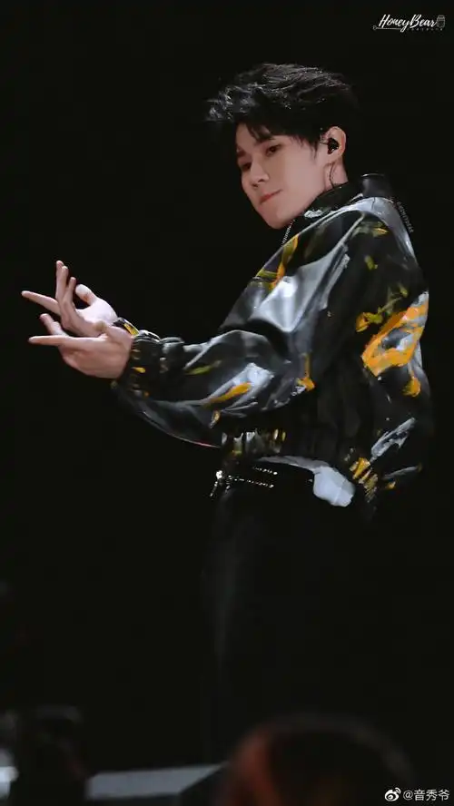 张真源海口演唱会舞台照饭拍
