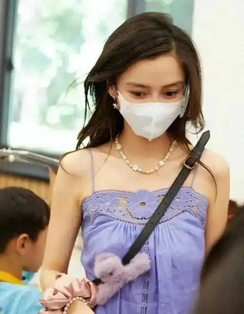 尺度太大了?杨颖穿镂空吊带,现身儿子学校活动被批不合适