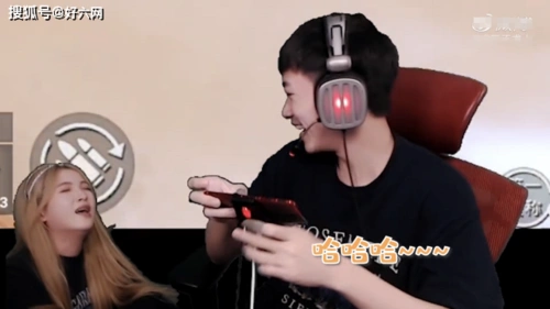 不求人偶遇汤圆,差点睡地板,汤圆对不求人的反应,真是让人酸了