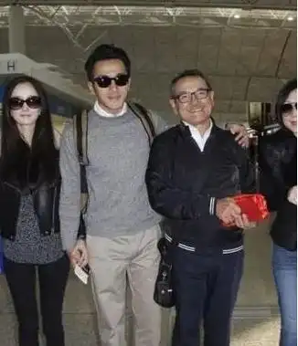 杨幂回港无房可住只能住酒店只因房子常年被小姑子霸住